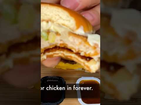 McDonald’s Chicken Sandwich #shorts #asmr #asmreating #mcdonalds