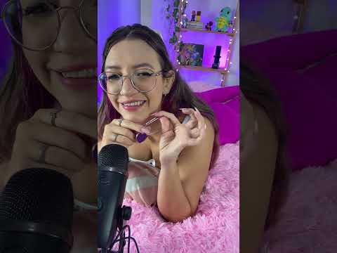 Usei no ASMR mas ainda não sei pra que serve 🤷‍♀️🔊  #whispering #asmr #fabricscratching #tapping