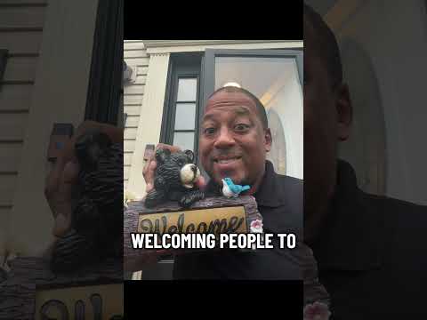 Getting the house ready for Thanksgiving… even the birds pulling up 🤣🦃🍁 Welcome!