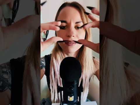 ASMR ролик с персональным вниманием, неразборчивым шепотом, касаниями лица