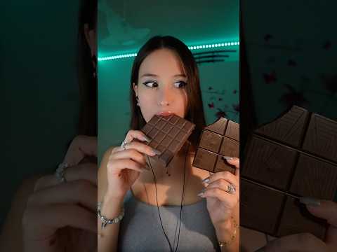 Alors ? 🍫✨ #asmr #chocolate #asmrmouthsounds #realorfake #asmrfood