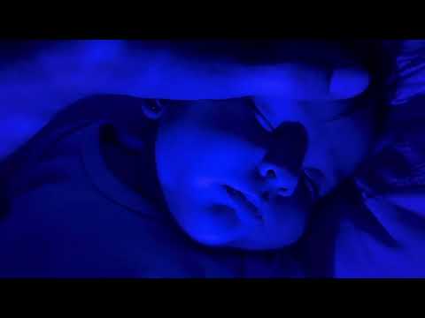 ASMR FAZENDO MINHA FILHA DORMIR( com sons de boca) 👶🏻