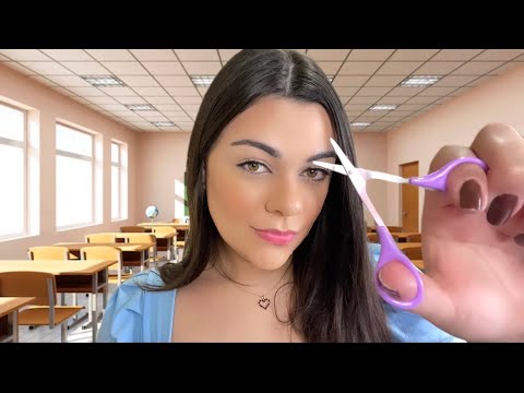 ASMR: AQUELA AMIGA INVEJOSA CORTA SEU CABELO NA SALA DE AULA ✂️