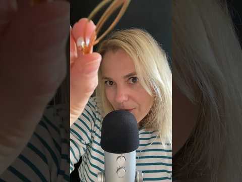 ASMR FR / Je te mets une barrette dans les cheveux #asmrfr #asmr #shortsasmr