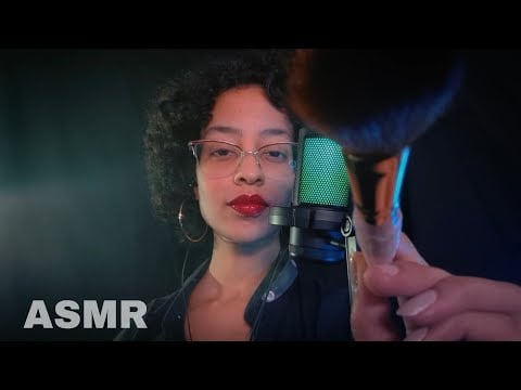 ASMR | PINCÉL NO SEU ROSTO DESCREVENDO CADA TOQUE - com ruído marrom no fundo