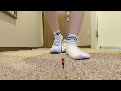 【もうすぐ削除します】足元の小人は巨大な足におびえる/Tiny man frightened by giant feet