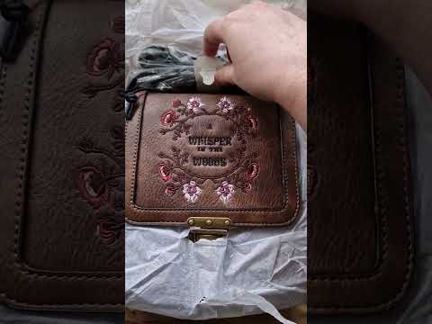ASMR på Svenska - öppnar paket från Disturbia. Mini haul med babbel. Mouth sounds, tapping.