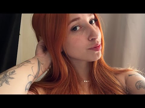 ASMR caseirinho - tapping em objetos e sons de boca (mostrando meus presentinhos) 