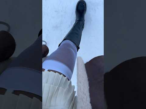 ASMR mit Kniestrümpfen und neuen Stiefeln durch den Schnee. ❄️