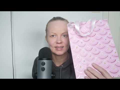 ASMR Suomi - Nimipäivälahja ja valitaan sille sopiva lahjakassi - Kuiskaten
