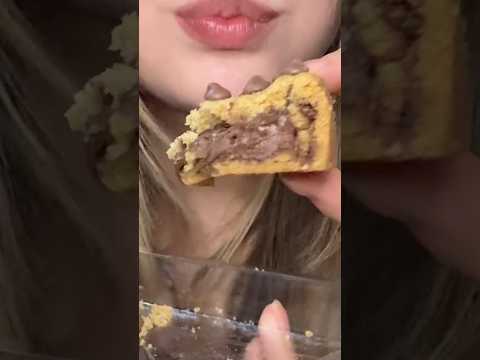 ASMR MUKBANG - CHOCOLATE CHIP COOKIE PIE 🤤🍪