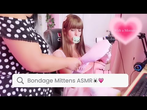 Mommy me pone manoplas+muñequeras de sumisión y me amordaza.