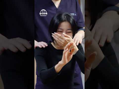 반응 실화야?!😱살짝 목을 돌렸더니 방언 터져버린 미녀 모델들?? 레전드 반응 뼈소리