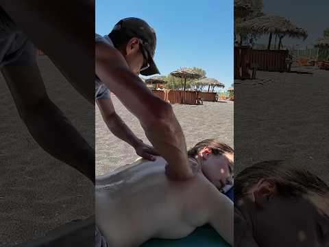Masaje relajante en una playa de #Santorini 🇬🇷 #short #masajerelajante  #grecia #massage