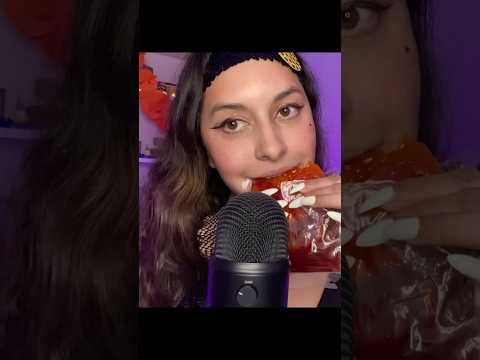 Dulces de Halloween  🎃 🧠 #asmr #relax #asmrcommunity #eating #asmreating #susurros