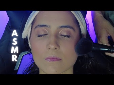 ASMR (aplicado) MAQUIANDO MINHA IRMÃ (sons reais)