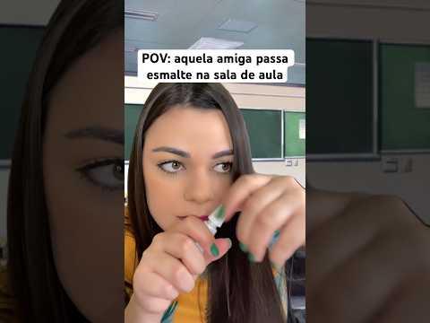 POV: aquela amiga passa esmalte na sala de aula #humor #shorts