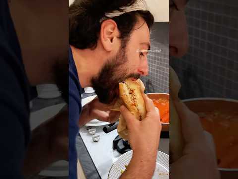Gringo provando hot dog do Brasil! #gringonobrasil #comidabrasileira #cachorroquente
