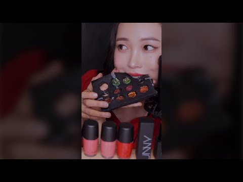 ASMR 립스틱 쿠션팩트 아이쉐도우 먹는 유튜버..ㄷㄷ💄 #shorts #식용