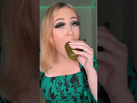 Je mange un cornichon XXL #asmr #food