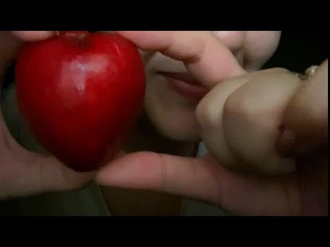 ASMR COMENDO UM MORANGO DO AMOR- SQN