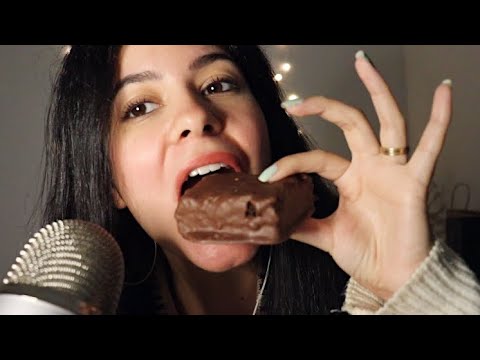 ASMR COMENDO BROWNIE COM COBERTURA