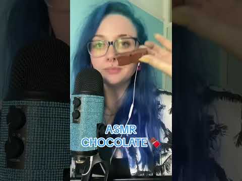 love a kinder bueno i do #asmr #eatingsounds #shorts #asmreating