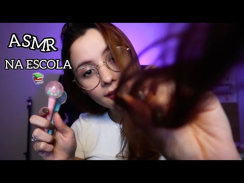 ASMR- AMIGA QUE SENTA ATRAS DE VOCÊ NA ESCOLA FAZ CARINHOS E SONS RELAXANTES COM MATERIAIS ESCOLARES