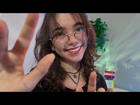 ASMR | Moça simpática tirando piolho da sua cabeça