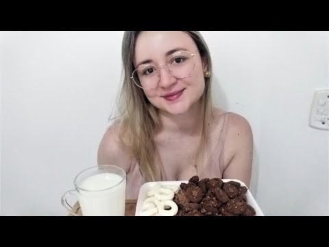 ASMR MUKBANG: TOMANDO CAFÉ DA MANHÃ E CONVERSANDO COM VOCÊ (SUSSURROS / SONS DE MASTIGAÇÃO)