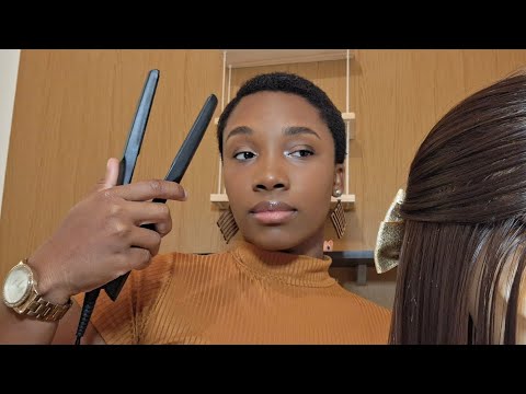 ASMR / CABELEIREIRA INVEJOSA FAZ PRANCHA NO SEU CABELO NA SUA CASA.(caseirinho voz suave)