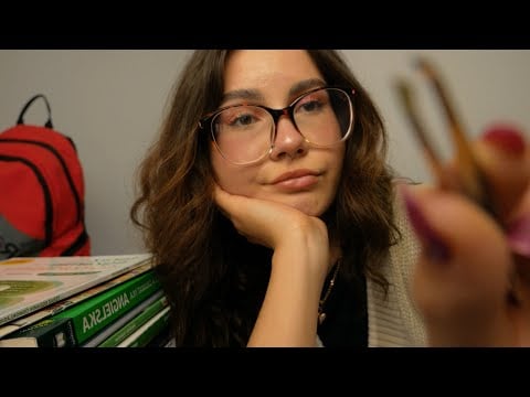 ASMR koleżanka z ławki robi Ci brwi na nudnej lekcji 🥱 osobista uwaga, szept, żucie gumy (roleplay)