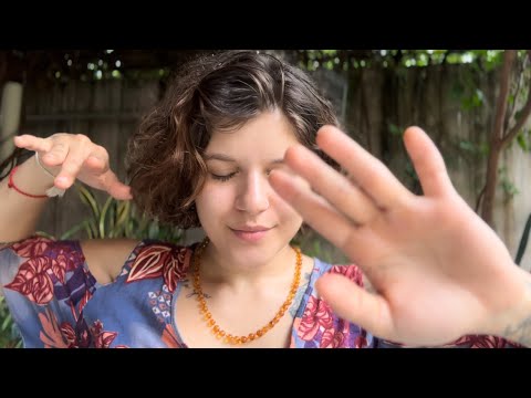 ASMR ~ Relaxamento profundo guiado 😴 Sussuros, hands movements e chuva de fundo 🌧️