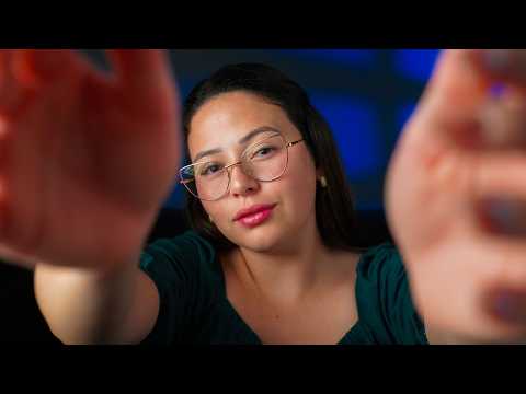 ASMR CRISTÃO - Lendo a BÍBLIA com hand movements e sussurros