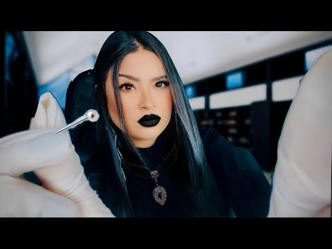 ASMR:GAROTA GÓTICA COLOCA PIERCING EM VOCÊ !