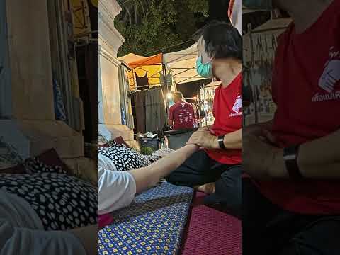 Intenso masaje de brazos en un mercado callejero tailandés 🇹🇭 #masajethai #travel #short