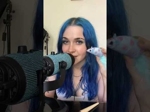 squeak squeak #asmr #micrubbing #asmrmicrubbing #shorts