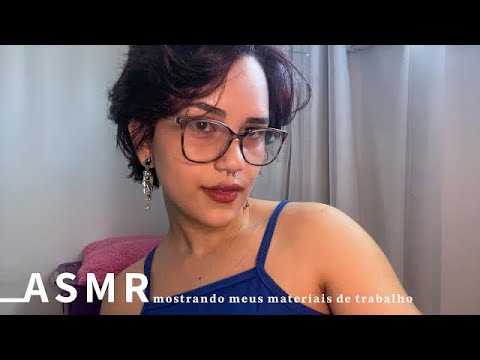 ASMR | MOSTRANDO MEU MATERIAL DE TRABALHO🎍(voz suave, tapping, sons de líquido, sons de boca…)#asmr