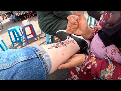 Tatuaje de Henna en solo tres minutos en la plaza Jemaa el-Fnaa, Marrakech - Marruecos 🇲🇦