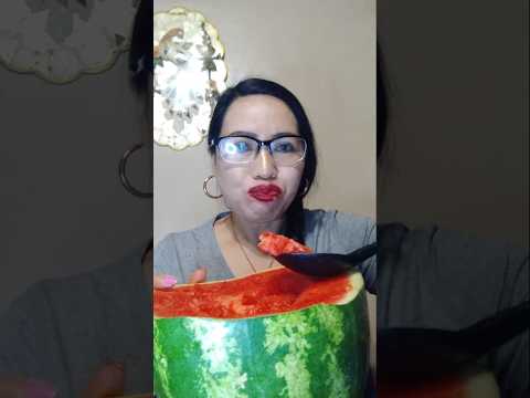 WATER MELON MAKES YOUR LIPS THICK#shortsfeed #mukbang #food #eating #subscribe #everyone