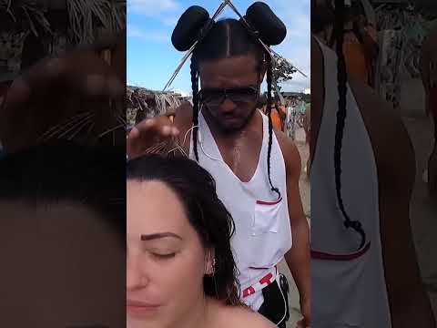 Masaje en una playa de La Guaira, Venezuela