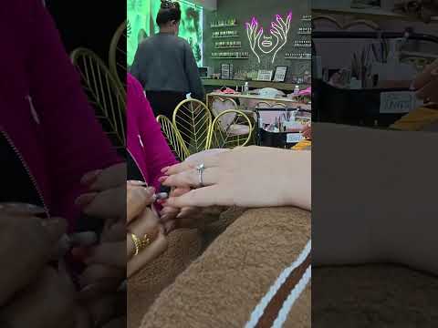 Dos mujeres asiáticas hacen mis uñas en un salón de Siem Reap en Camboya #nails #manicure