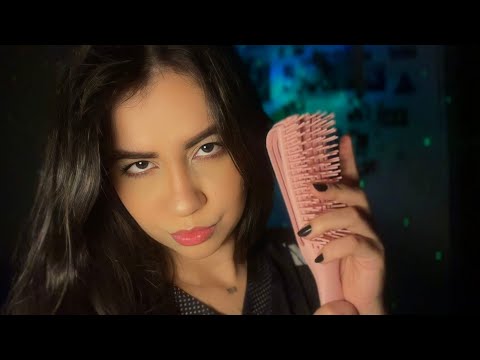 ASMR - A MENINA QUE SENTA ATRÁS DE VOCÊ ARRUMA SEU CABELO 