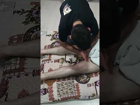 MASSAGE THERAPY THAT RELAXES THE HAMSTRINGS AND RELAXES THE FEET #satisfying #relaxing #asmr #shorts