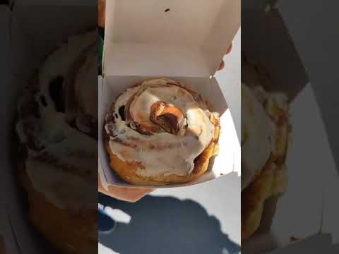Buen rollo que flipas 🥞☕🥐😋 y café #rollito #rollocanela #fyp #parati #cinnamonroll #food #postre