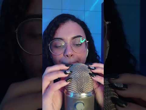 ASMR- Unha no microfone com sons de boca