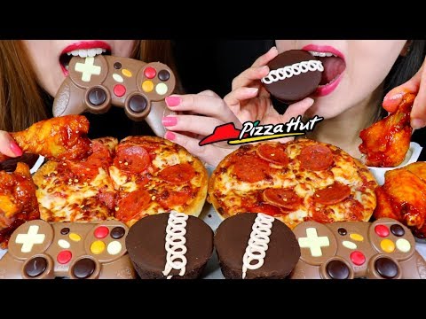 ASMR CHEESY PEPPERONI PIZZA, EDIBLE GAME CONTROLLER, SPICY WINGS, CHOCOLATE CAKES 먹방 | Kim&Liz ASMR