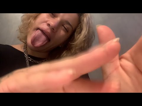 ASMR FAST AGGRESSIVE lambendo seu ouvido de perto + sons de mão e toque na tela