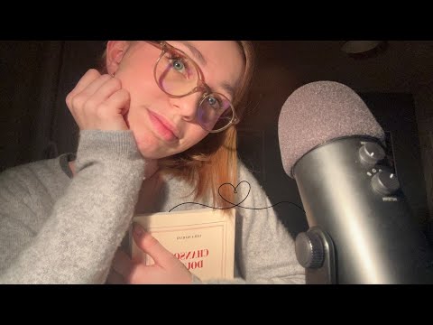 ASMR - une bibliothécaire te conseille (chuchotement, tapping...)