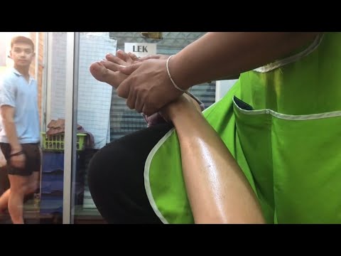 SUPER CHEAP THAI FOOT MASSAGE in Weekend Market Bangkok 🇹🇭 indoor massage